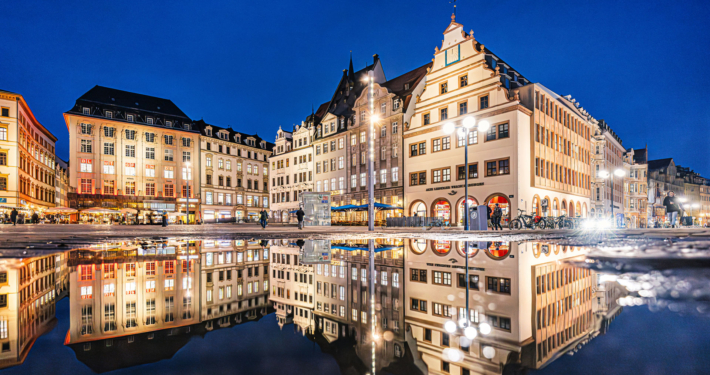 Markt Leipzig am Abend mit Pfütze