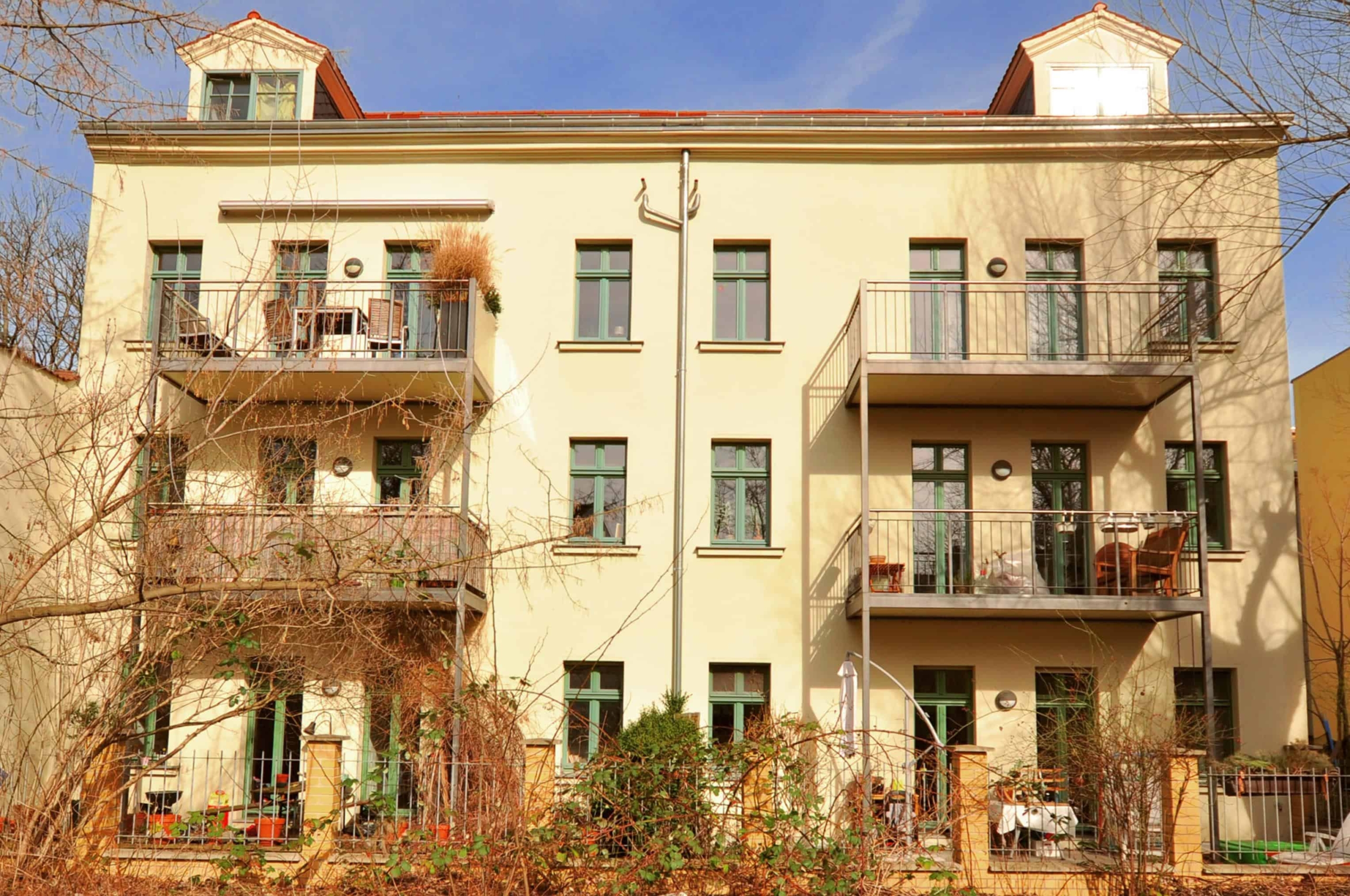 Ruhige Erdgeschosswohnung mit Terrasse und eigenem Garten - Südseite mit Terrasse