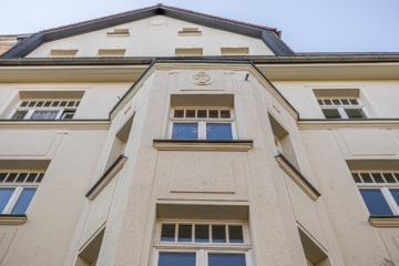 Eigentumswohnung | Fassade - Straßenseite - NEU: Schleußig pur – Helle 3-Zimmer-Wohnung mit Wintergarten & Perspektive