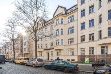 Eigentumswohnung | Fassade - Straßenseite - NEU: Schleußig pur – Helle 3-Zimmer-Wohnung mit Wintergarten & Perspektive