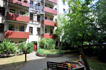 3-Raum-Wohnung mit grüner Oase in der Südvorstadt! - Blick in den Innenhof