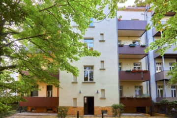 Schöne Familienwohnung in Gohlis! - Gartenansicht mit Balkonen