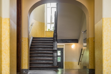 Leipzig - Südvorstadt | Eingangsbereich mit Treppenaufgang - VERKAUFT: Familienwohnung in der Südvorstadt