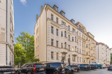 Eigentumswohnung | Fassade - Straßenseite - NEU: Grüne Aussichten – Füße hoch und Seele baumeln lassen.
