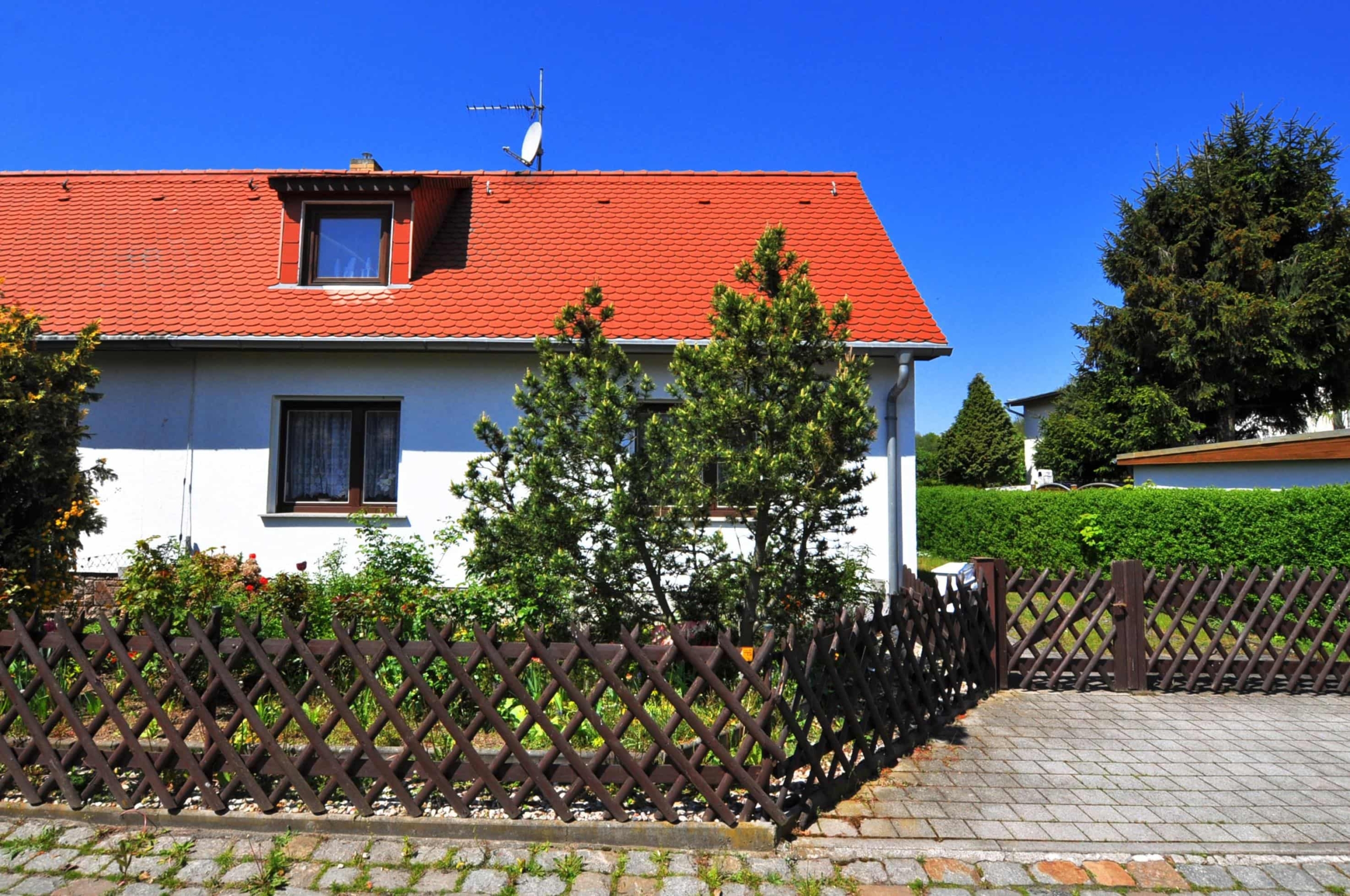 Ihr Zuhause in grüner Umgebung – mit viel Potential - Außenansicht Fassade