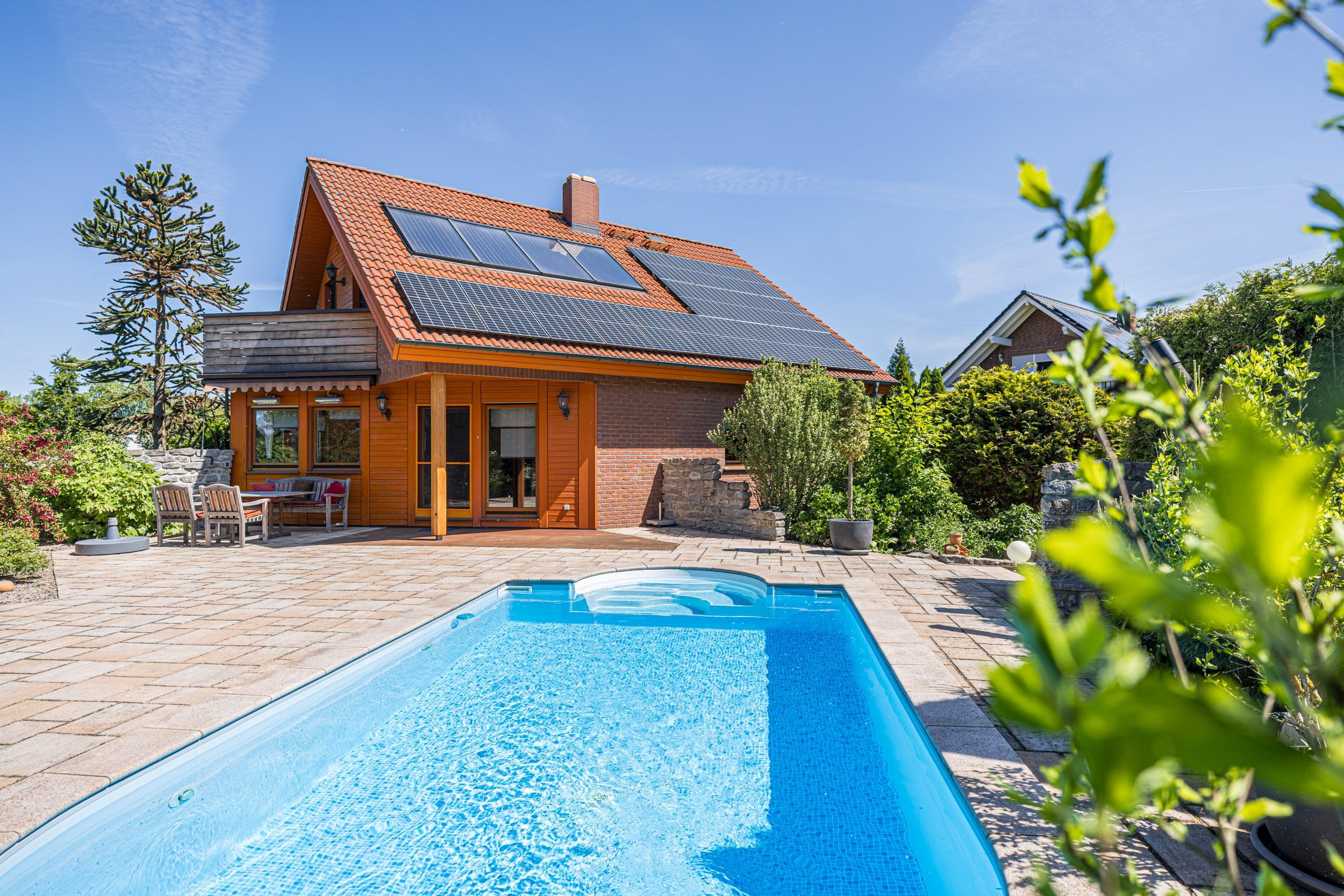 VERKAUFT: Idyllisches Einfamilienhaus mit großem Grundstück, Pool und Sauna - Friedersdorf b. Bitterfeld | Einfamilienhaus mit Außenpool