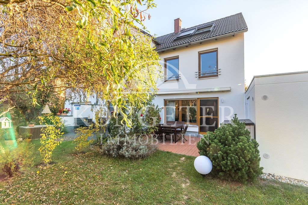 Hier ist die Familie zu Hause - Markkleeberg | Gartenseite mit Terrasse