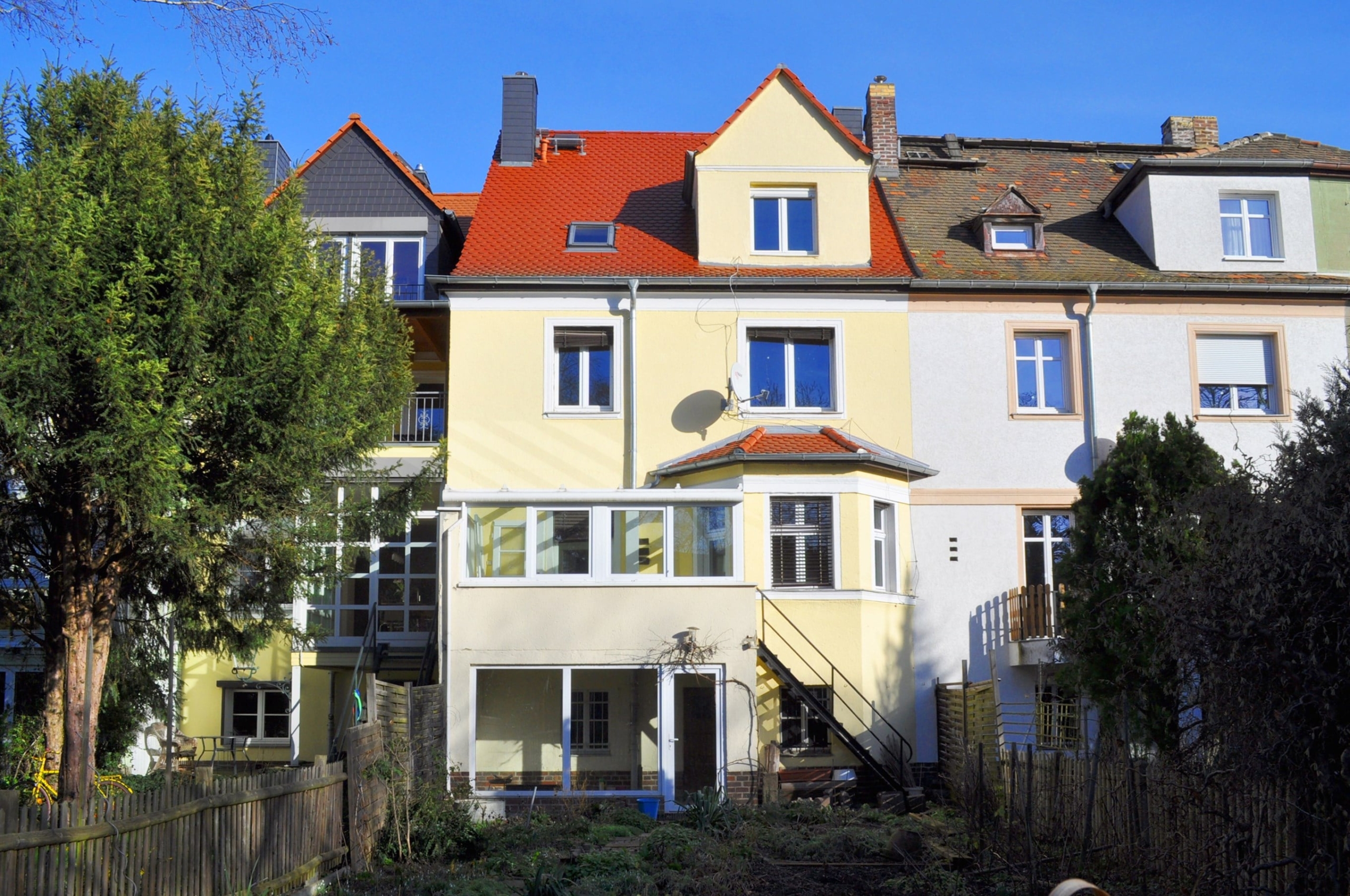 Romantisches Schmuckstück in Schleußig – Parknähe! - Fassade Gartenseite