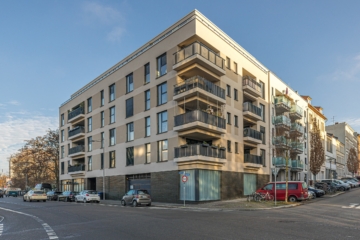 Eigentumswohnung | Blick zum Gebäude - BEZUGSFREI: Sonne & Stil im Zentrum-Süd – Moderne Wohnung mit Süd-Balkon