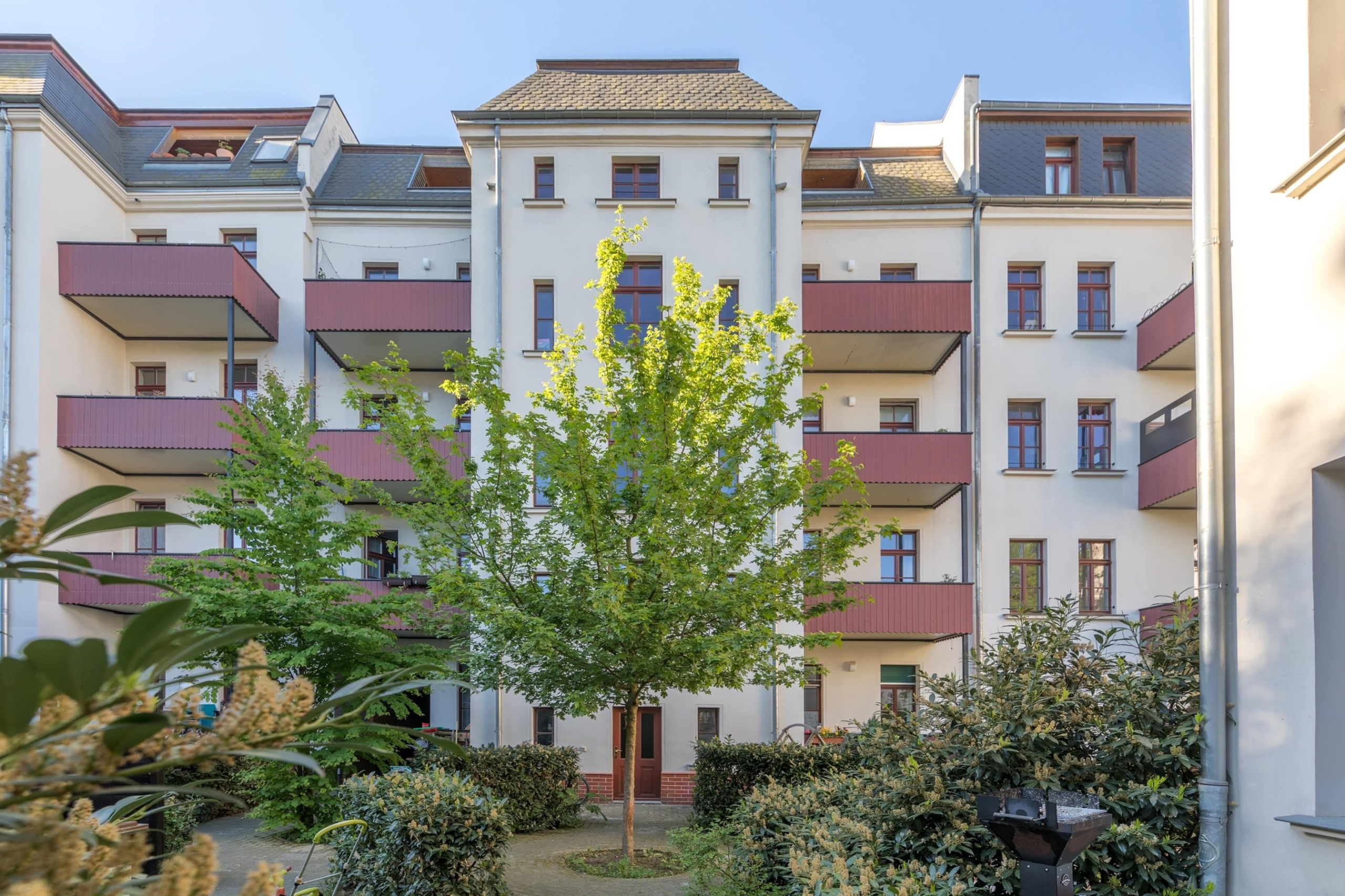 Kaffeegenuss auf dem Balkon - Gartenseite