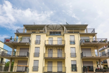 Nagelneu und modern - Fassade mit Balkonen