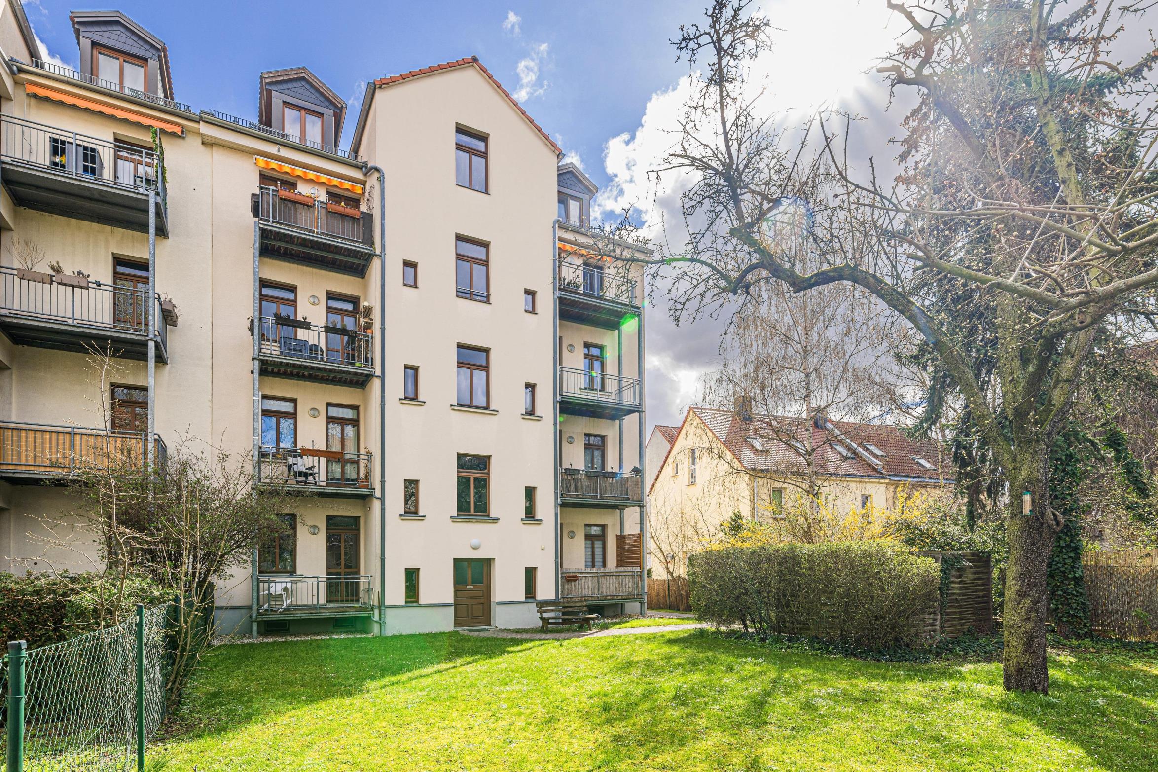 Maisonette-Wohnung für Sonnenanbeter - Leipzig - Großzschocher | Gartenseite mit Balkonen