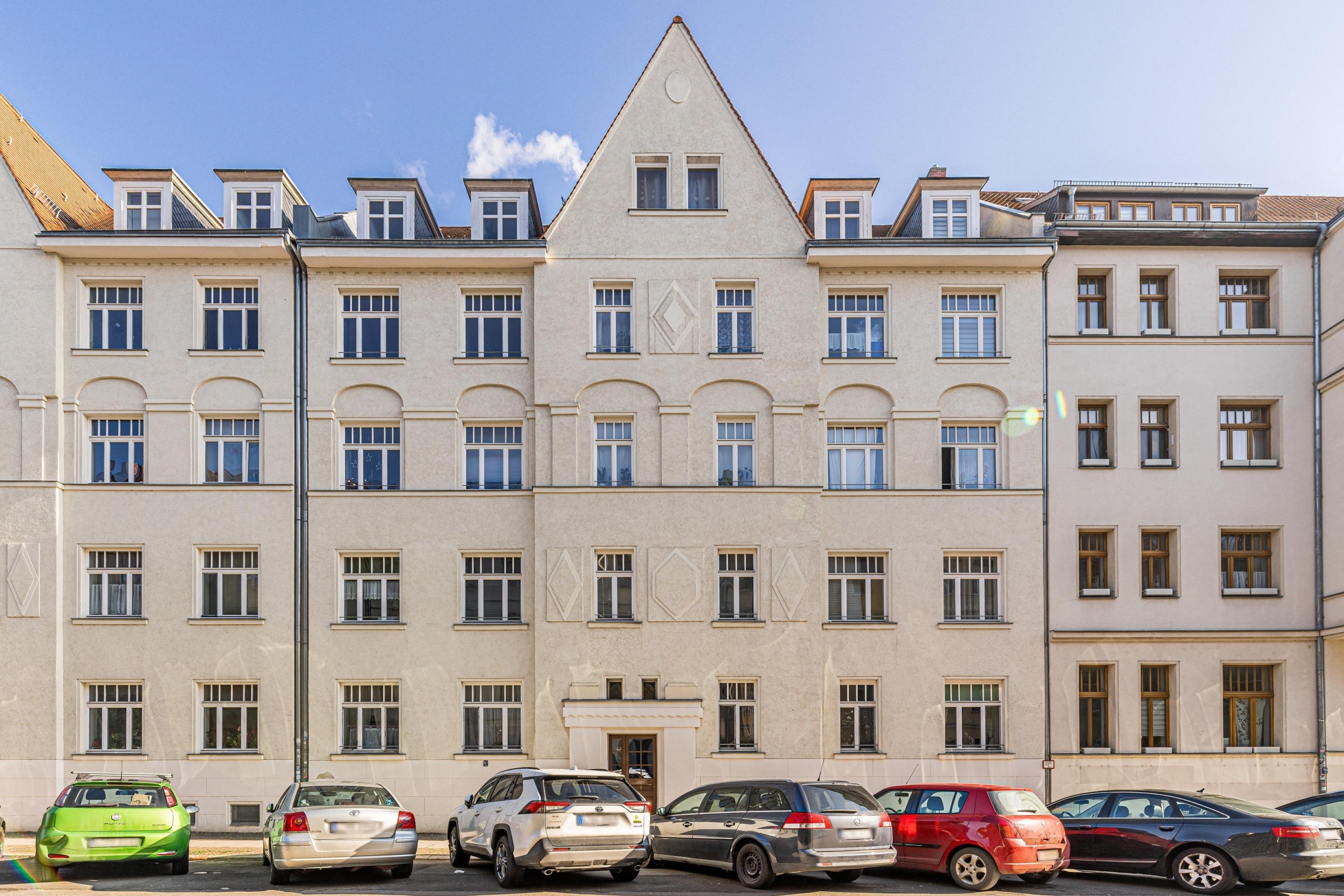 VERKAUFT: Wohntraum in Möckern – 4 Zimmer, Balkon und mehr! - Leipzig - Möckern | Fassade - Straßenseite