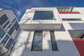 Stadthaus | Fassade - Straßenseite - BALD BEZUGSFREI: Smart. Stylisch. Stadtleben neu definiert.