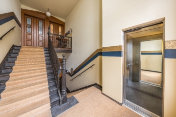 Leipzig - Zentrum Süd | Treppenhaus mit Lift - VERKAUFT: Zeitlose Eleganz im Denkmal – außergewöhnliches Wohnerlebnis im Zentrum-Süd