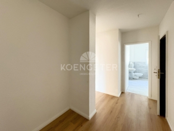 Borna | Flur - NEU: Modern und gemütlich – Ihre Traumwohnung mit eleganter Einbauküche.
