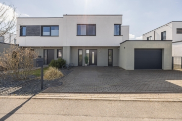 Doppelhaushälfte | Blick zum Gebäude - VERKAUFT: Familienglück in Bestlage – Stilvolles Zuhause mit Kamin, Garten & Seenähe