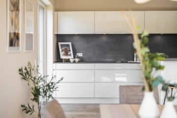 Doppelhaushälfte | Blick zur Küche - VERKAUFT: Familienglück in Bestlage – Stilvolles Zuhause mit Kamin, Garten & Seenähe