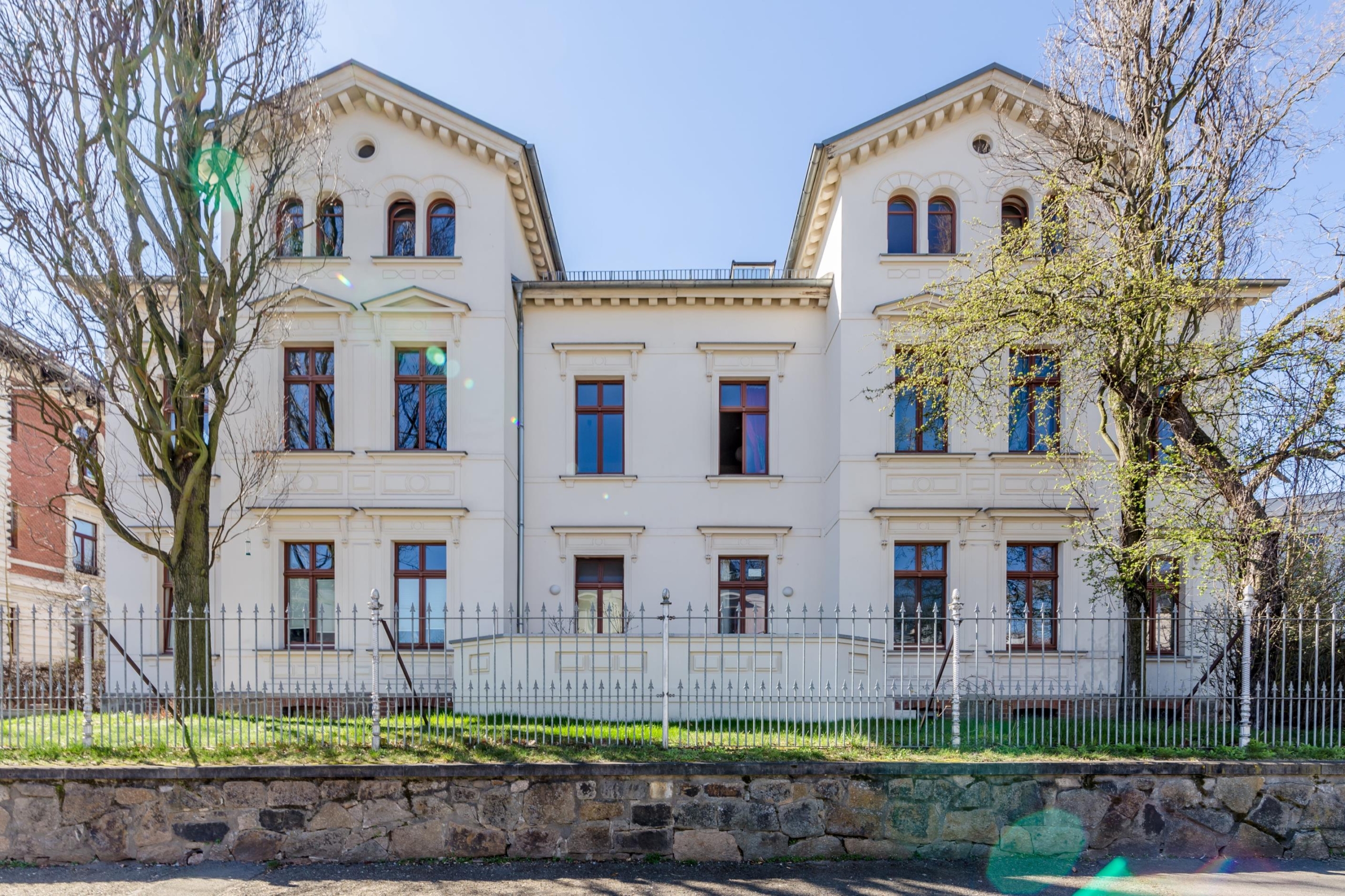 Gemütliche 3-Zimmerwohnung mit Balkon in freistehender Stadtvilla - Außenansicht Fassade
