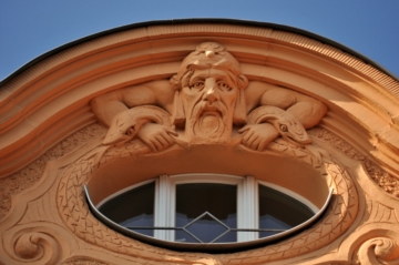 Gemütliche Maisonettewohnung mit Lift und "Altbau-Charme" - Detailansicht Fassade