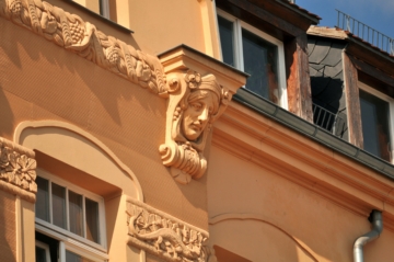 Gemütliche Maisonettewohnung mit Lift und "Altbau-Charme" - Detailansicht Fassade
