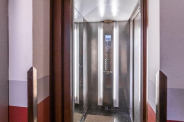 Leipzig - Zentrum Süd | Treppenhaus mit Lift - VERKAUFT: Stilvoll wohnen oder clever vermieten – zwischen Stadtleben und Parkidylle!