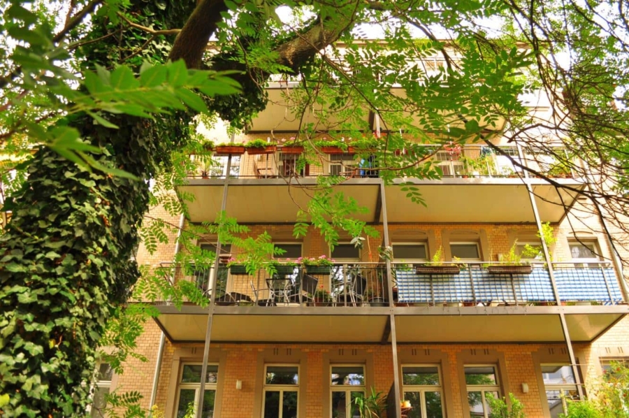 Maisonette mit Lift in sehr begehrter Lage! - Gartenansicht mit Balkonen