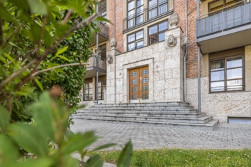 Eigentumswohnung | Blick zum Hauseingang - NEU: Wohnen mit Weitblick: Maisonette im Denkmal mit West-Balkon