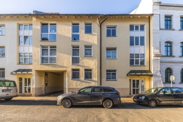 Eigentumswohnung | Fassade - Straßenseite - NEU: Raum zum Leben – Wert zum Investieren.