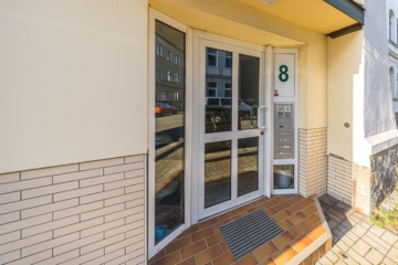 Eigentumswohnung | Hauseingang - NEU: Raum zum Leben – Wert zum Investieren.