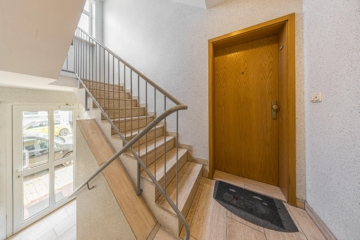 Eigentumswohnung | Treppenaufgang - NEU: Raum zum Leben – Wert zum Investieren.