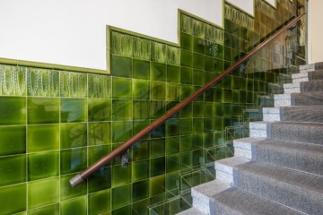 Eigentumswohnung | Treppenhaus-Detail - NEU: Souterrainwohnung in exklusiver Umgebung