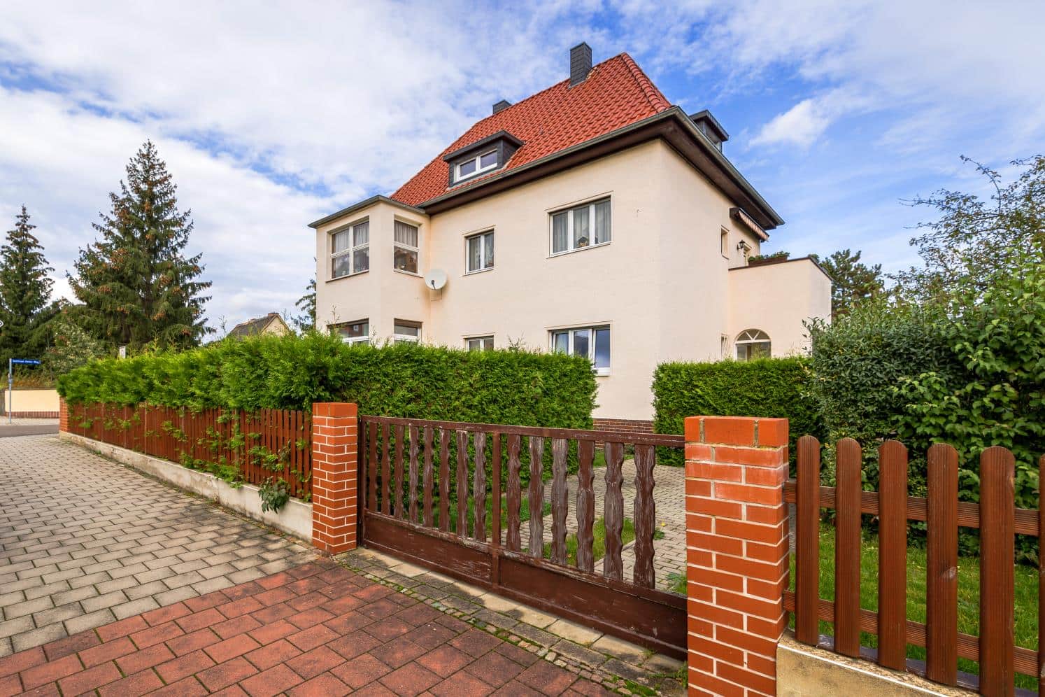 Wohnen im Zweifamilienhaus mit eigenem Garten - Fassade Straßenansicht