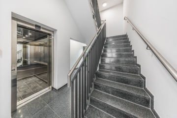 Leipzig - Schleußig | Treppenaufgang mit Lift - VERKAUFT: 🌿Raum für Leben, Nähe zur Natur – exklusiv wohnen in Schleußig.