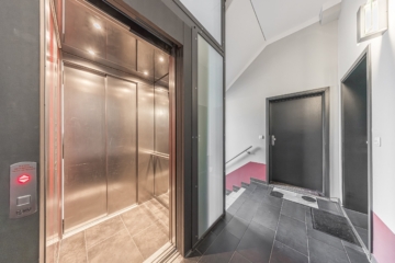Leipzig - Reudnitz | Treppenhaus mit Lift - NEU: Ihre Süd-Loggia am Lene-Voigt-Park