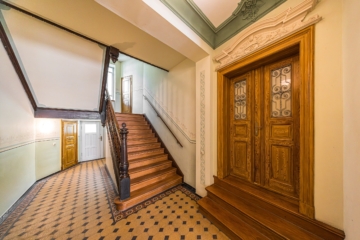 Wohn- und Geschäftshaus | Eingangsbereich mit Treppenaufgang - NEU: Ausgezeichnete Wahl für Ihr Portfolio.