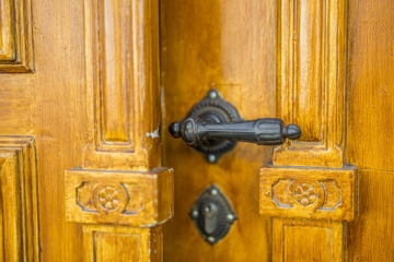 Wohn- und Geschäftshaus | Haustür - Detail - NEU: Ausgezeichnete Wahl für Ihr Portfolio.