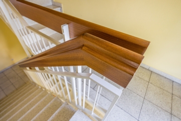 Eigentumswohnung | Treppenhaus - NEU: Charmante Maisonette mit Balkon und Garten