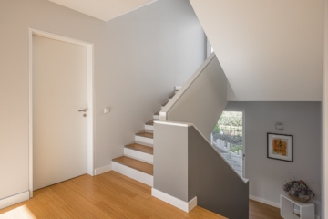 Stadthaus | Treppenaufgang - BALD BEZUGSFREI: Premium trifft Purismus. Das Stadthaus-Statement der Saison.
