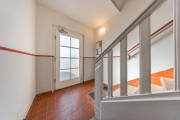 Mehrfamilienhaus | Eingangsbereich mit Treppenaufgang - NEU: Charmantes Mehrfamilienhaus in ruhiger Lage von Gohlis-Süd